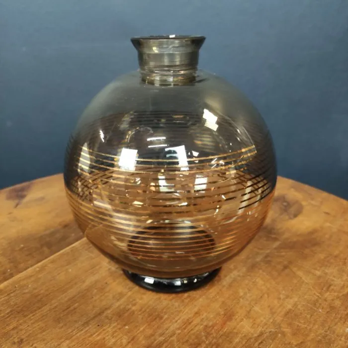 Carafe ou vase boule verre fumé à liserés or Tchécoslovaque - Le palais des bricoles